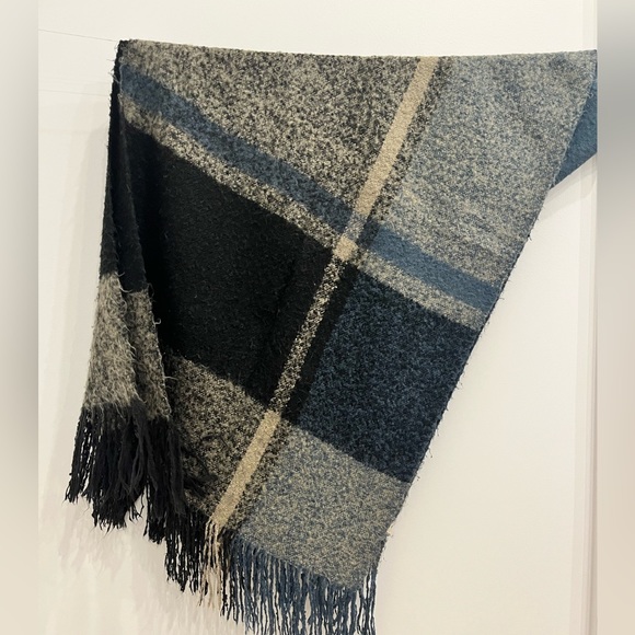 Large scarf/wrap - Picture 2 of 2